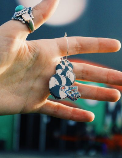 pendientes-beetlejuice-serpiente-blanca-negra