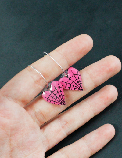 pendientes-telaraña-kaptana-blanco-rosa-neon