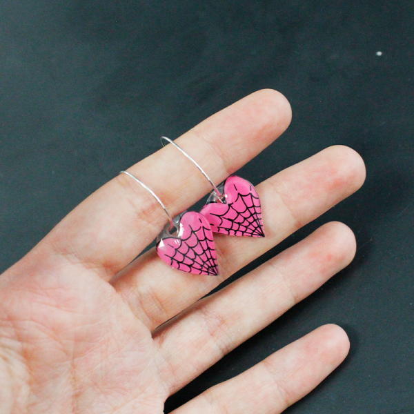 pendientes-telaraña-kaptana-blanco-rosa-neon